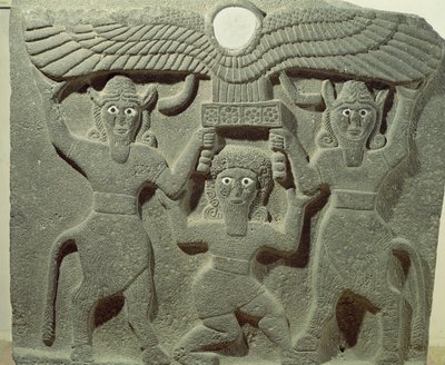 Relief représentant Gilgamesh entre deux hommes-taureaux soutenant un disque solaire ailé, de Tell-Halaf, Syrie - Assyrian